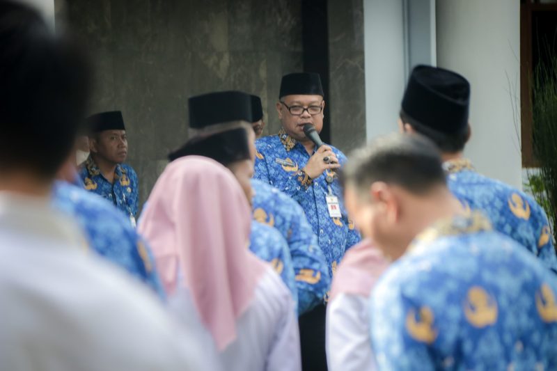 Usai Libur Panjang Lebaran, Pj Bupati Banjarnegara, Tri Harso Widirahmanto menginginkan agar para Aparatur Sipil Negara (ASN) di lingkungan Pemkab Banjarnegara untuk segera  memulai rutinitas pekerjaan dengan lebih semangat. (foto/ahr)