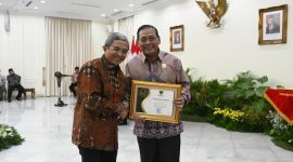 Keterangan Foto: Direktur Penunjang Bisnis PT Pertamina (Persero) Erry Widiastono menerima Penganugerahan Keterbukaan Informasi Publik yang diselenggarakan oleh Komisi Informasi Pusat tanggal 19 Desember 2023 di Istana Wakil Presiden RI.