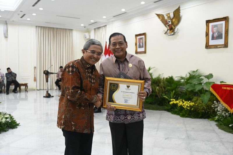 Keterangan Foto: Direktur Penunjang Bisnis PT Pertamina (Persero) Erry Widiastono menerima Penganugerahan Keterbukaan Informasi Publik yang diselenggarakan oleh Komisi Informasi Pusat tanggal 19 Desember 2023 di Istana Wakil Presiden RI.