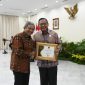 Keterangan Foto: Direktur Penunjang Bisnis PT Pertamina (Persero) Erry Widiastono menerima Penganugerahan Keterbukaan Informasi Publik yang diselenggarakan oleh Komisi Informasi Pusat tanggal 19 Desember 2023 di Istana Wakil Presiden RI.