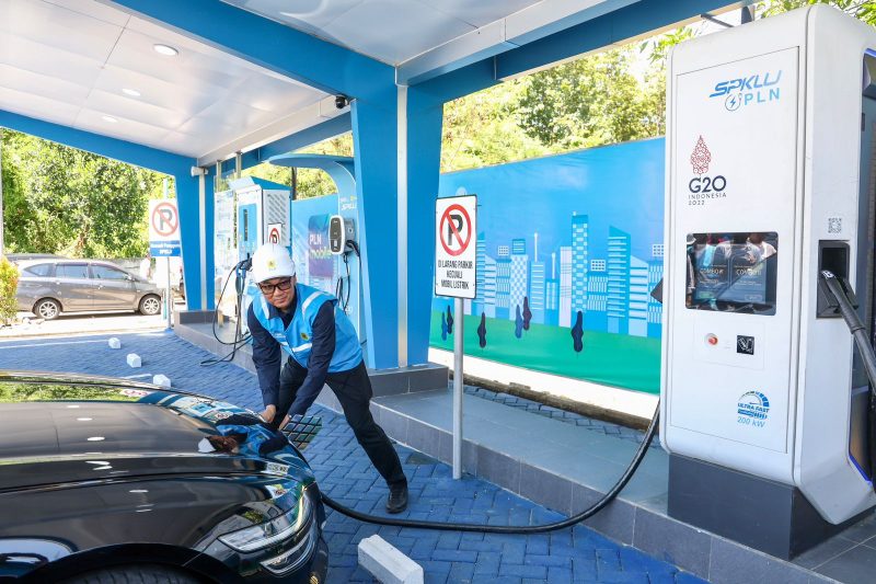 irektur Utama PLN, Darmawan Prasodjo melakukan pengecekan SPKLU ultra fast charging di rest area km 626B Saradan, Kabupaten Madiun, Jawa Timur saat libur Idul Fitri 1445 Hijriah. Tersedianya SPKLU di setiap rest area tol Trans Sumatera dan Jawa membuat pengguna kendaraan listrik tidak khawatir dalam melakukan perjalanan jauh.