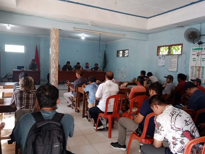 Sejumlah warga yang kesal akibat ulah penambang pasir melakukan audiensi. foto : Arif