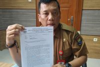 Kadis DLHK Kabupaten Tangerang menunjukan surat yang sudah dilayangkan ke KLHK.
