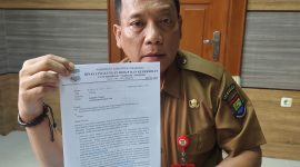 Kadis DLHK Kabupaten Tangerang menunjukan surat yang sudah dilayangkan ke KLHK.