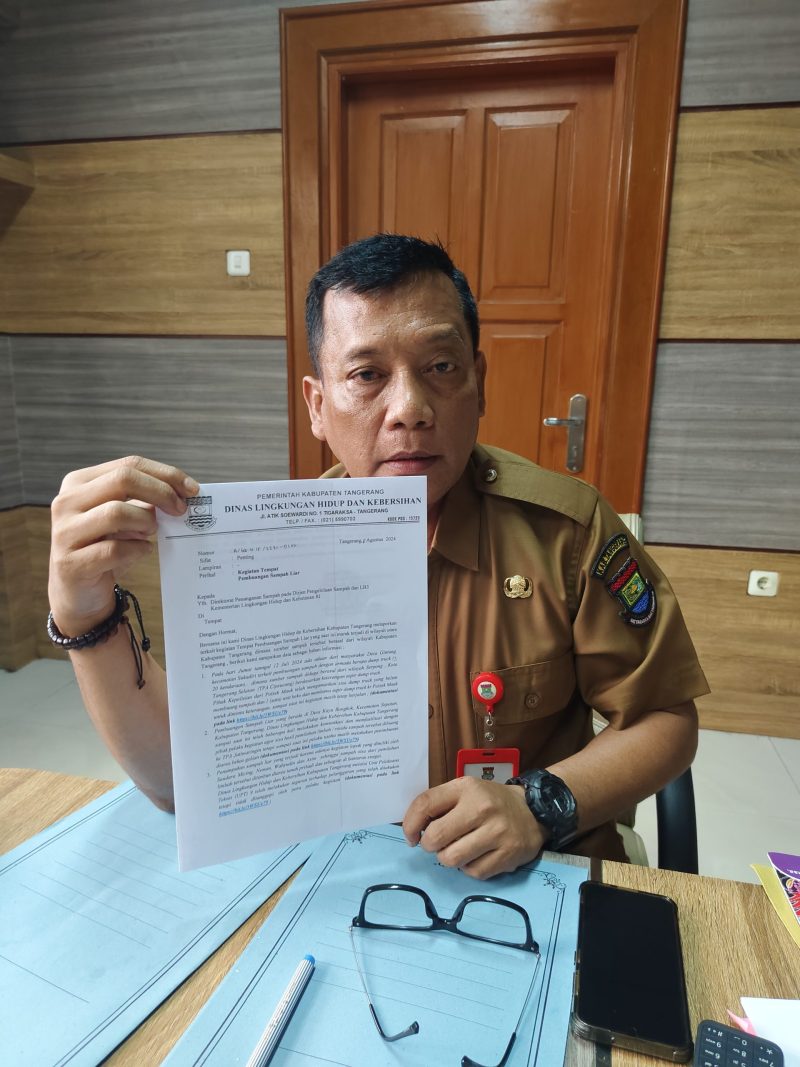 Kadis DLHK Kabupaten Tangerang menunjukan surat yang sudah dilayangkan ke KLHK.