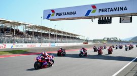 Para pembalap MotoGP selalu agresif saat start race di Pertamina Mandalika International Circuit, Lombok Tengah, Nusa Tenggara Barat, Minggu (29/9/2024).