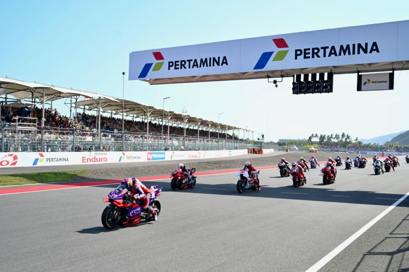 Para pembalap MotoGP selalu agresif saat start race di Pertamina Mandalika International Circuit, Lombok Tengah, Nusa Tenggara Barat, Minggu (29/9/2024).