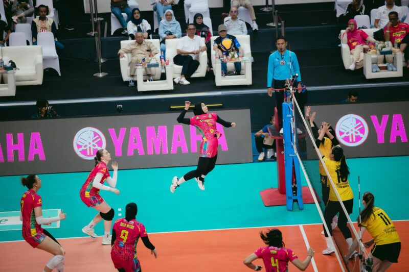 Tim voli putri Jakarta Electric PLN saat bertanding melawan Gresik Petrokimia Pupuk Indonesia pada Putaran Kedua PLN Mobile Proliga 2025 di GOR Jalak Harupat, Bandung, Minggu (9/2)