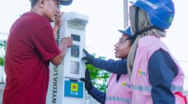 Para Srikandi PLN sedang menjelaskan cara penggunaan SPLU kepada warga Desa Sebotok, Sumbawa. Dari total 9.956 SPKLU yang ada saat ini, tercatat konsumsi listrik yang diserap mencapai 12,8 juta kWh di 2024 atau naik 176% dibanding tahun 2023 yang sebesar 7,3 kWh.