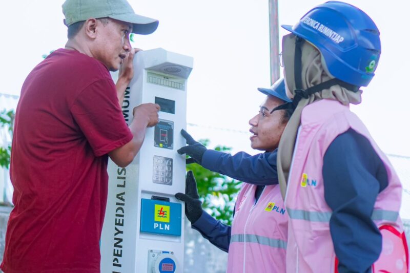 Para Srikandi PLN sedang menjelaskan cara penggunaan SPLU kepada warga Desa Sebotok, Sumbawa. Dari total 9.956 SPKLU yang ada saat ini, tercatat konsumsi listrik yang diserap mencapai 12,8 juta kWh di 2024 atau naik 176% dibanding tahun 2023 yang sebesar 7,3 kWh.