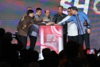 Gelaran Indonesia International Motor Show (IIMS) 2025 resmi dibuka pada Kamis, (13/2) oleh Menteri Perindustrian, Agus Gumiwang Kartasasmita (ketiga dari kanan) didampingi Menteri Usaha Mikro, Kecil, dan Menengah, Maman Abdurrahman (kanan), Menteri Perencanaan Pembangunan Nasional, Rachmat Pambudy (tengah), Kepala Staf Kepresidenan AM Putranto (kedua dari kanan), Staf Khusus Presiden Bidang Ekonomi Kreatif, Yovie Widianto (kiri), CEO Kompas Gramedia, Lilik Oetama (kedua dari kiri), dan Presiden Direktur Dyandra Promosindo, Daswar Marpaung (ketiga dari kiri).