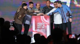 Gelaran Indonesia International Motor Show (IIMS) 2025 resmi dibuka pada Kamis, (13/2) oleh Menteri Perindustrian, Agus Gumiwang Kartasasmita (ketiga dari kanan) didampingi Menteri Usaha Mikro, Kecil, dan Menengah, Maman Abdurrahman (kanan), Menteri Perencanaan Pembangunan Nasional, Rachmat Pambudy (tengah), Kepala Staf Kepresidenan AM Putranto (kedua dari kanan), Staf Khusus Presiden Bidang Ekonomi Kreatif, Yovie Widianto (kiri), CEO Kompas Gramedia, Lilik Oetama (kedua dari kiri), dan Presiden Direktur Dyandra Promosindo, Daswar Marpaung (ketiga dari kiri).