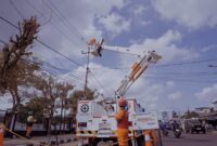 Tim Regu PDKB PT PLN (Persero) Unit Induk Distibrusi Sumatera Utara saat melakukan pemeliharaan jaringan dalam kondisi bertegangan untuk memastikan keandalan pasokan listrik.