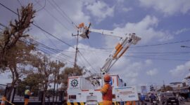 Tim Regu PDKB PT PLN (Persero) Unit Induk Distibrusi Sumatera Utara saat melakukan pemeliharaan jaringan dalam kondisi bertegangan untuk memastikan keandalan pasokan listrik.