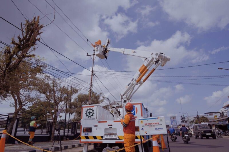 Tim Regu PDKB PT PLN (Persero) Unit Induk Distibrusi Sumatera Utara saat melakukan pemeliharaan jaringan dalam kondisi bertegangan untuk memastikan keandalan pasokan listrik.