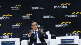 Ketika menjadi salah satu panelis dalam agenda Mandiri Investment Forum pada Selasa (11/2), Direktur Utama PLN, Darmawan Prasodjo mengajak seluruh pihak untuk berkolaborasi dalam mendukung transformasi energi di Indonesia. Upaya swasembada energi memerlukan kolaborasi dalam sektor inovasi dan investasi berkelanjutan, khususnya untuk proyek-proyek energi bersih.