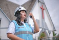 Salah seorang srikandi PLN, Fani, ketika bertugas mengamankan pasokan listrik saat Natal 2024 di GKI Gereformeerd, Semarang, Jawa Tengah.