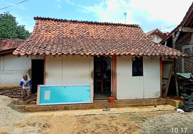 Rumah EArga Desa Kutawuluh Kecamatan Purwanegara yang mendapat bantuan RTLH dari PT. BPR BKK Mandiraja (Perseroda) Banjarnegara. (foto/doc/BKK)