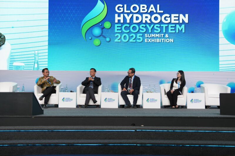 Kiri ke Kanan: Rakhmad Dewanto (Direktur Gas dan BBM PLN EPI), Shen Chao, (Direktur PT Breesen Teknologi Indonesia), Rahmadi Budiman, S.T, M.T (Deputi III IFHE) sebagai Moderator dan Agustin Tota (DNV Singapura) dalam Forum yang membahas Peluang Investasi pada Hidrogen Bersih di Global Hydrogen Ecosystem 2025 yang berlangsung di JCC (16/4).