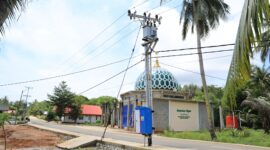 Tampak salah satu gardu dan jaringan listrik yang berada di Desa Parit, Kecamatan Selat Gelam, Kabupaten Karimun, Kepulauan Riau. PLN melalui Unit Induk Distribusi (UID) Riau dan Kepulauan Riau sukses menghadirkan listrik andal 24 jam nonstop untuk 769 keluarga di pulau tersebut