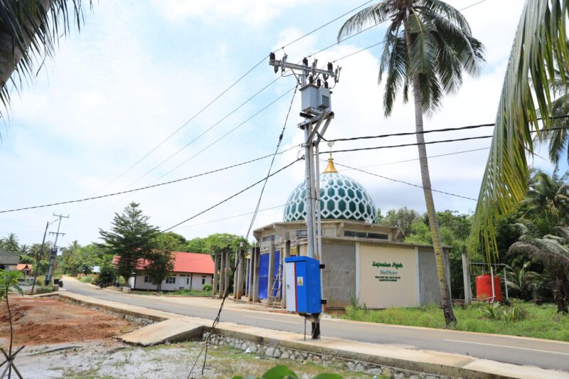 Tampak salah satu gardu dan jaringan listrik yang berada di Desa Parit, Kecamatan Selat Gelam, Kabupaten Karimun, Kepulauan Riau. PLN melalui Unit Induk Distribusi (UID) Riau dan Kepulauan Riau sukses menghadirkan listrik andal 24 jam nonstop untuk 769 keluarga di pulau tersebut