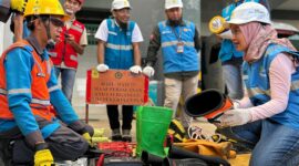 General Manager PLN Unit Induk Wilayah Bangka Belitung, Dini Sulistyawati (kanan) berdialog dengan petugas PLN di garda terdepan dalam pelayanan. Sebagai figur pemimpin di sektor kelistrikan daerah, Dini berdedikasi tinggi dalam menyediakan listrik andal di wilayah Bangka Belitung untuk mendukung aktivitas mendorong perekonomian masyarakat.