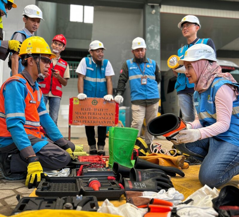 General Manager PLN Unit Induk Wilayah Bangka Belitung, Dini Sulistyawati (kanan) berdialog dengan petugas PLN di garda terdepan dalam pelayanan. Sebagai figur pemimpin di sektor kelistrikan daerah, Dini berdedikasi tinggi dalam menyediakan listrik andal di wilayah Bangka Belitung untuk mendukung aktivitas mendorong perekonomian masyarakat.