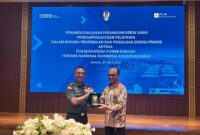 Asisten Teritorial Kasad, Mayjen TNI Joko Hadi Susilo, S.I.P dan Direktur Operasi Pembangkit Batu Bara PLN Nusantara Power, Rachmanoe Indarto bertukar cindera mata seusai menandatangani perjanjian kerja sama  terkait pendampingan serta pelatihan pengujian energi primer pada Rabu (30/4) di Jakarta.