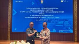 Asisten Teritorial Kasad, Mayjen TNI Joko Hadi Susilo, S.I.P dan Direktur Operasi Pembangkit Batu Bara PLN Nusantara Power, Rachmanoe Indarto bertukar cindera mata seusai menandatangani perjanjian kerja sama  terkait pendampingan serta pelatihan pengujian energi primer pada Rabu (30/4) di Jakarta.