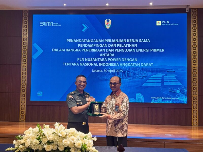 Asisten Teritorial Kasad, Mayjen TNI Joko Hadi Susilo, S.I.P dan Direktur Operasi Pembangkit Batu Bara PLN Nusantara Power, Rachmanoe Indarto bertukar cindera mata seusai menandatangani perjanjian kerja sama  terkait pendampingan serta pelatihan pengujian energi primer pada Rabu (30/4) di Jakarta.