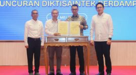 Direktur Utama PLN, Darmawan Prasodjo (kedua dari kanan) bersama Sekretaris Jenderal Kementerian Pendidikan Tinggi, Sains, dan Teknologi, Togar Mangihut Simatupang (kedua dari kiri) melakukan penandatanganan MoU mengenai Kerja Sama Riset dan Pengembangan di Bidang Ketenagalistrikan di sela peluncuran program 