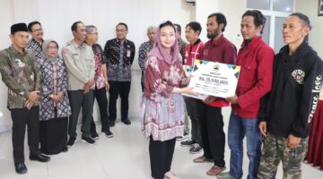 Warga Korban Tanah Bergerak Terima Bangub, Bupati Mitha: Gunakan Bantuan Sebaik Mungkin