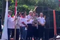 Kepala Dinas Perhubungan Provinsi Jawa Tengah Ir. Arif Djatmiko, M.A., umumkan putusan resmi setelah aksi demo pengemudi. Pemerintah siap menindaklanjuti tuntutan demi perbaikan sistem transportasi dan kesejahteraan pengemudi.