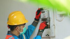 Ilustrasi petugas PLN saat menambah daya pada kWh meter pelanggan. Program diskon tambah daya menjadi bagian dari strategi intensifikasi PLN dalam mengoptimalkan konsumsi listrik pelanggan eksisting. Strategi ini menyumbang 5,80 TWh terhadap pertumbuhan penjualan listrik di tahun 2024.