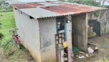  Plt direktur Utama BPR BKK Mandiraja D. Triristanto Budiono  menyerahkan bantuan untuk pemugaran RTLH rumah milik Rustini kepada  Kepala Pelaksana Haria BPBD Banjarnegara Aji Piluroso.(foto/doc)