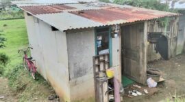  Plt direktur Utama BPR BKK Mandiraja D. Triristanto Budiono  menyerahkan bantuan untuk pemugaran RTLH rumah milik Rustini kepada  Kepala Pelaksana Haria BPBD Banjarnegara Aji Piluroso.(foto/doc)