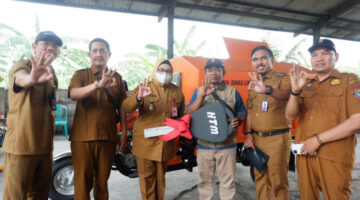 Wabup Intan Serahkan Bantuan Gerobak Motor
