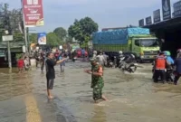 Jalan raya Serang menuju pintu Tol Bitung, dan jalur arteri ke Kota Tangerang tersendat karena banjir, Selasa (8/7/2025). Foto: Dok. BPBD Kabupaten Tangerang
