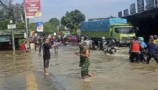 Jalan raya Serang menuju pintu Tol Bitung, dan jalur arteri ke Kota Tangerang tersendat karena banjir, Selasa (8/7/2025). Foto: Dok. BPBD Kabupaten Tangerang