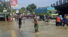 Jalan raya Serang menuju pintu Tol Bitung, dan jalur arteri ke Kota Tangerang tersendat karena banjir, Selasa (8/7/2025). Foto: Dok. BPBD Kabupaten Tangerang
