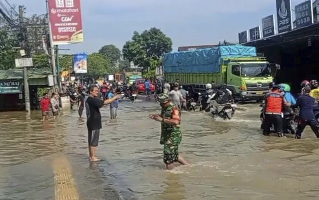 Jalan raya Serang menuju pintu Tol Bitung, dan jalur arteri ke Kota Tangerang tersendat karena banjir, Selasa (8/7/2025). Foto: Dok. BPBD Kabupaten Tangerang