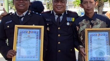 Wiji Harianto dan Aipda Dwi Cahyo Utomo Terima Penghargaan di HUT Bhayangkara ke-79 Jember