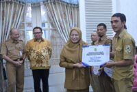 Bupati Banjarnegara dr. Amalia Desiana didampingi Direktur Operasi dan HSSE Operasi PT Geo Dipa Energi Supriadinata Marza menyerahkan bantuan keuangan dari pemerintah kabupaten Banjarnegara yang bersumber dari bonus produksi panas bumi PT. Geo Dipa Energi Dieng.(foto/istimewa0