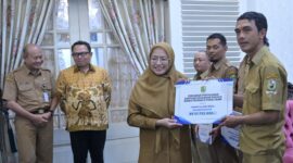 Bupati Banjarnegara dr. Amalia Desiana didampingi Direktur Operasi dan HSSE Operasi PT Geo Dipa Energi Supriadinata Marza menyerahkan bantuan keuangan  dari pemerintah kabupaten Banjarnegara yang bersumber dari bonus produksi panas bumi PT. Geo Dipa Energi Dieng.(foto/istimewa0