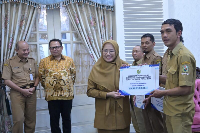Bupati Banjarnegara dr. Amalia Desiana didampingi Direktur Operasi dan HSSE Operasi PT Geo Dipa Energi Supriadinata Marza menyerahkan bantuan keuangan dari pemerintah kabupaten Banjarnegara yang bersumber dari bonus produksi panas bumi PT. Geo Dipa Energi Dieng.(foto/istimewa0