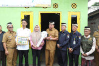 Bupati Tangerang dalam acara penyerahan simbolis RTLH bersama pengurus Baznas yang kembali terpilih yaitu H Achmad Nawawi dan H Abdul Haris Mansyur