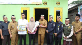 Bupati Tangerang dalam acara penyerahan simbolis RTLH bersama pengurus Baznas yang kembali terpilih yaitu H Achmad Nawawi dan H Abdul Haris Mansyur 