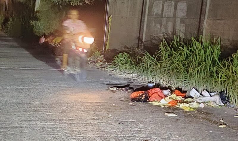 Sampah Berserakan Di Jalan Pasirandu: Pengendara Motor Hampir Terjatuh Dan Kurangnya Penerangan Jalan