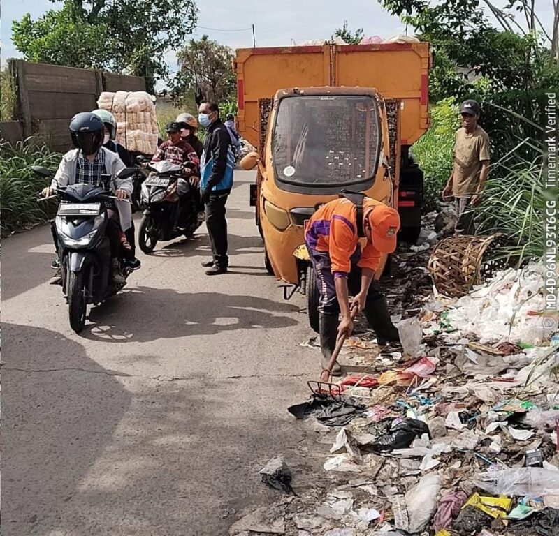 Ini Kata UPT kebersihan 5 Curug Dan Lurah Binong Terkait Sampah Berserakan Di Jalan Raya Pasirandu - Binong