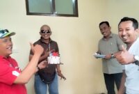 Lurah Binong dan Forum RW Berikan Surprise Ulang Tahun untuk Ketua RW 016 di Hari Pahlawan